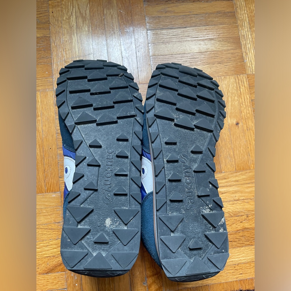 Lightweight Saucony on trend sneakers. Men’s 8.5. Women’s 10/10.5. Unisex. - Picture 4 of 5